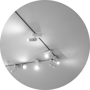 System oświetleniowy LED, umożliwiający regulację kierunku światła. Reflektory są zamontowane na szynie, co pozwala na łatwą zmianę układu oświetlenia.