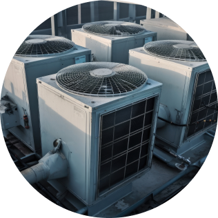 Zdjęcie przedstawia rząd klimatyzatorów ustawionych na dachu budynku. Klimatyzatory są prostokątne i mają szarą obudowę. Posiadają kratkę wentylacyjną z przodu i rurę wydechową z tyłu. Są rozmieszczone równomiernie wzdłuż krawędzi dachu. Zdjęcie przedstawia rząd klimatyzatorów ustawionych na dachu budynku. Klimatyzatory są prostokątne i mają szarą obudowę. Posiadają kratkę wentylacyjną z przodu i rurę wydechową z tyłu. Są rozmieszczone równomiernie wzdłuż krawędzi dachu.