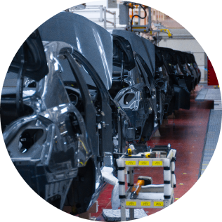 Fabryka samochodów: hala, w której powstają karoserie samochodowe. Gotowe elementy karoserii są transportowane na kolejne etapy produkcji.