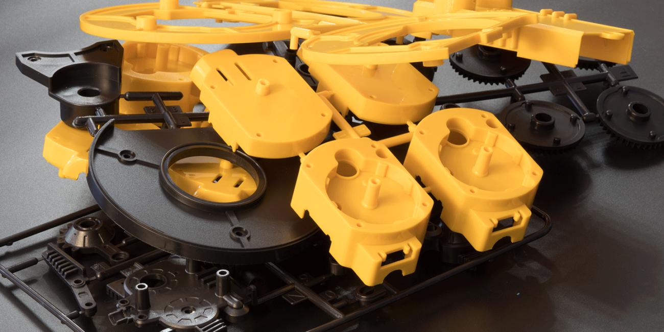 Zestaw formowanych wtryskowo elementów z tworzywa sztucznego, gotowych do montażu w urządzeniu.