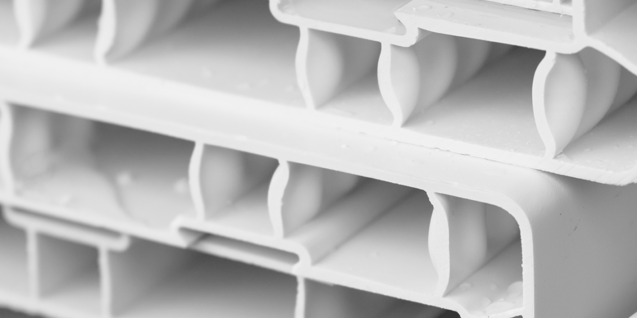 ragment profilu okiennego, prezentujący zaawansowaną technologię produkcji. Wielokomorowa konstrukcja i precyzyjne wykonanie gwarantują wysoką jakość okna.