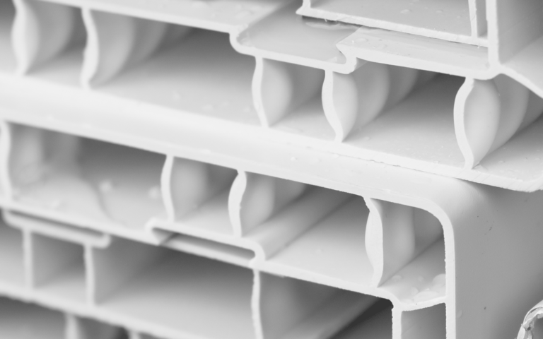 ragment profilu okiennego, prezentujący zaawansowaną technologię produkcji. Wielokomorowa konstrukcja i precyzyjne wykonanie gwarantują wysoką jakość okna.