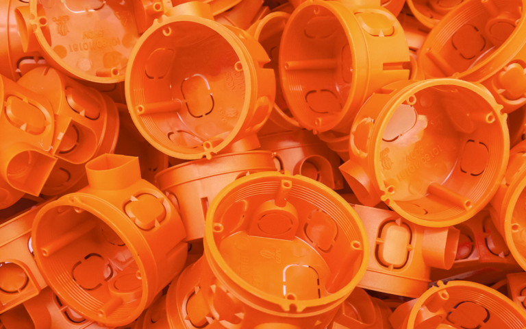 Produkcja seryjna plastikowych elementów instalacji elektrycznej.