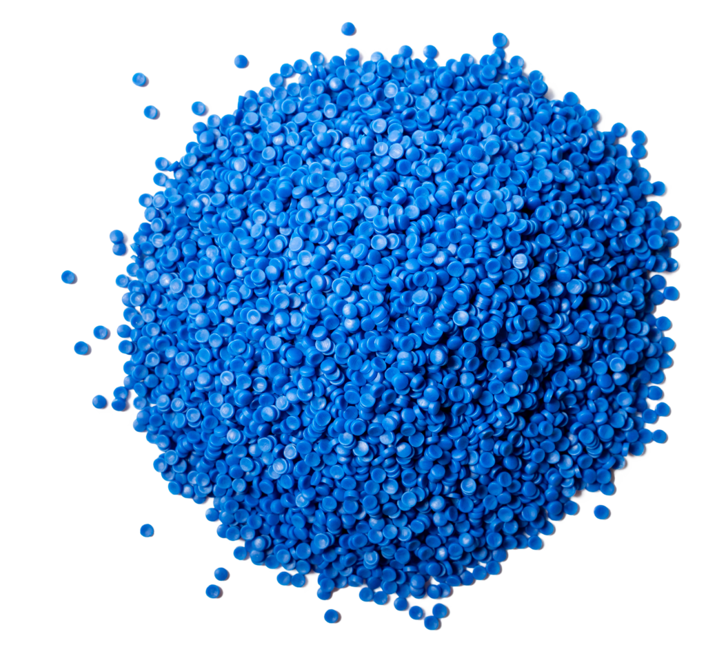 Zbliżenie na granulki tworzywa sztucznego, które są podstawowym surowcem do produkcji wielu produktów z tworzyw sztucznych.