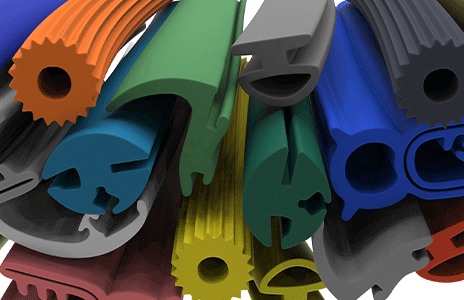 Zestawienie różnych profili gumowych prezentowanych na zdjęciu to doskonała ilustracja bogatej oferty producentów wyrobów z tego materiału. Różnorodność kształtów, przekrojów i kolorów pozwala na zastosowanie tych elementów w wielu gałęziach przemysłu, gdzie wymagane są trwałe, elastyczne i odporne na czynniki zewnętrzne uszczelnienia.