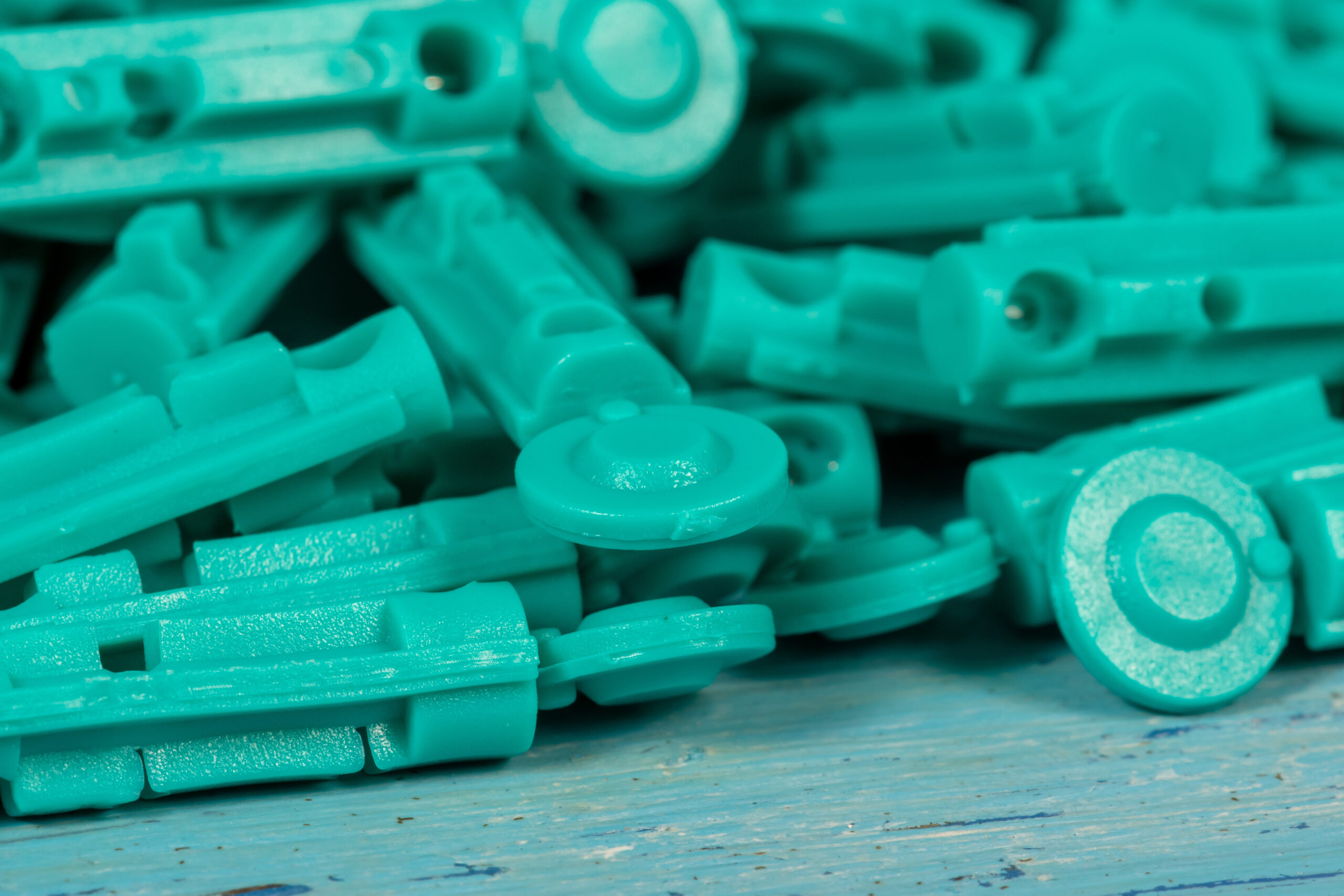 Plastikowe elementy wykonane metodą wtrysku.