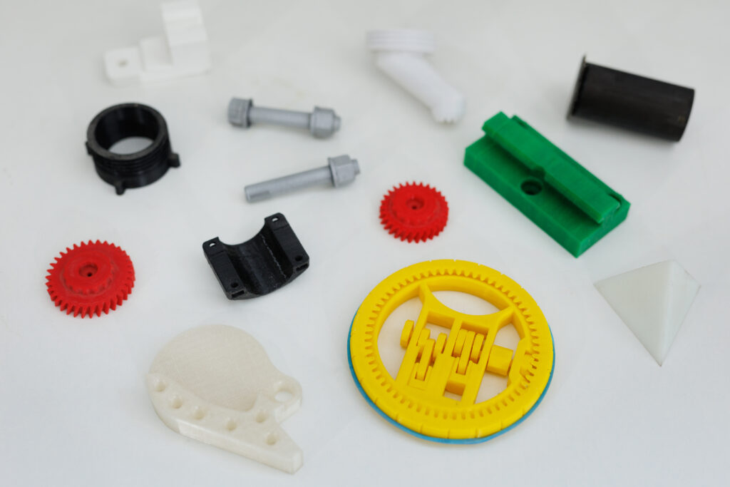 Łączniki i koła zębate wykonane metodą obróbki CNC tworzywa sztucznego.
