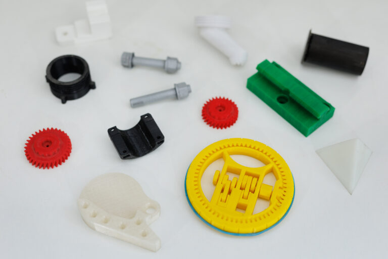 Łączniki i koła zębate wykonane metodą obróbki CNC tworzywa sztucznego.