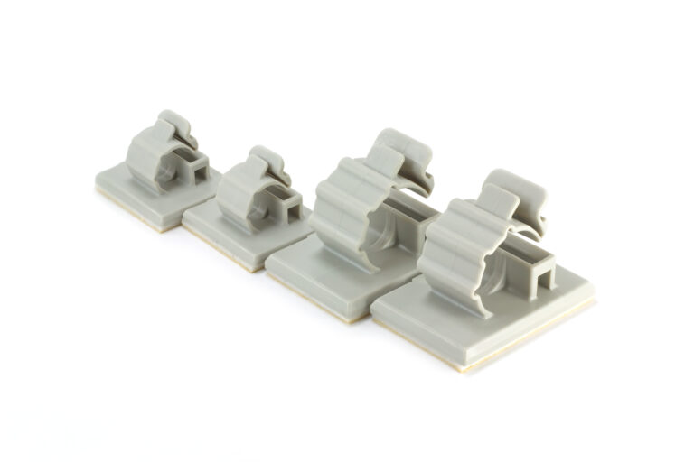 Klipsy na kable wykonane metodą odlewania próżniowego.