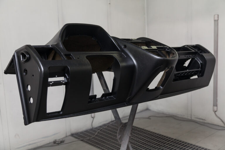 Deska rozdzielcza samochodu wykonana metodą termoformowania.